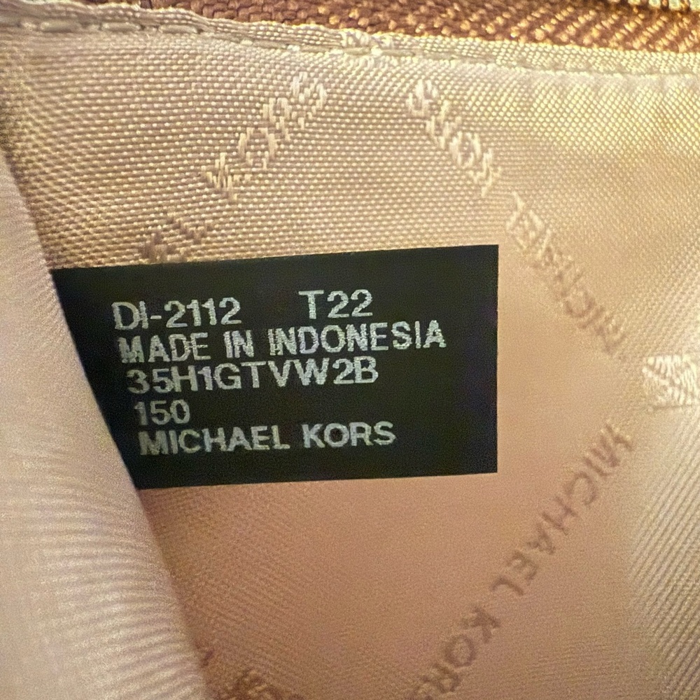 Michael Kors Jet Set Logo Slim Wristlet Vanilla – Like New - Picture 6 of 7